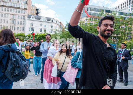 Londoner feiern die Krönung stilvoll in der ganzen Stadt Ehimetalor Unuabona/Alamy News Stockfoto