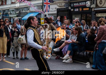 Londoner feiern die Krönung stilvoll in der ganzen Stadt Ehimetalor Unuabona/Alamy News Stockfoto