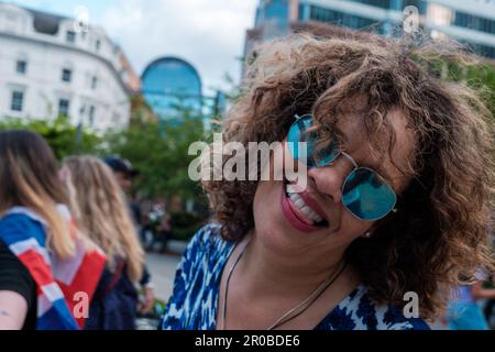 Londoner feiern die Krönung stilvoll in der ganzen Stadt Ehimetalor Unuabona/Alamy News Stockfoto