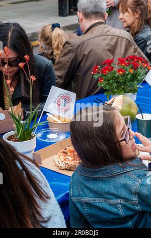 Londoner feiern die Krönung stilvoll in der ganzen Stadt Ehimetalor Unuabona/Alamy News Stockfoto