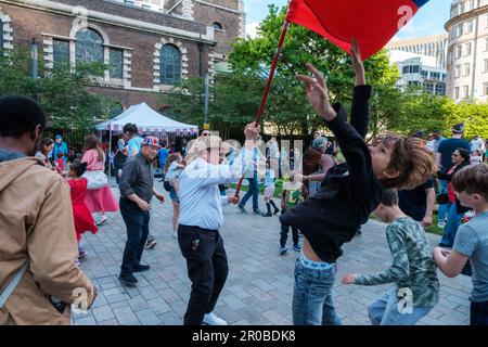 Londoner feiern die Krönung stilvoll in der ganzen Stadt Ehimetalor Unuabona/Alamy News Stockfoto