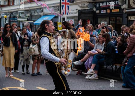 Londoner feiern die Krönung stilvoll in der ganzen Stadt Ehimetalor Unuabona/Alamy News Stockfoto