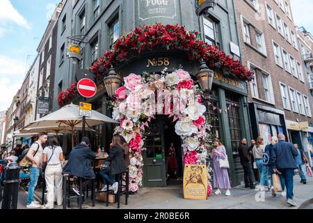 Londoner feiern die Krönung stilvoll in der ganzen Stadt Ehimetalor Unuabona/Alamy News Stockfoto