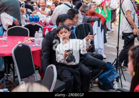 Londoner feiern die Krönung stilvoll in der ganzen Stadt Ehimetalor Unuabona/Alamy News Stockfoto