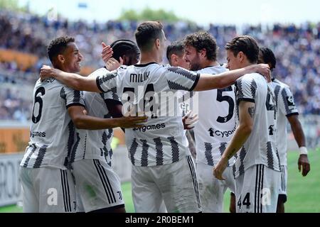 Gewiss Stadium, Bergamo, Italien, 07. Mai 2023, Samuel Iing-Junior (FC Juventus) wird von seinem Teamkollegen nach seinem Tor während Atalanta BC gegen Juve gefeiert Stockfoto