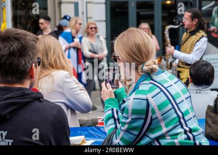 Londoner feiern die Krönung stilvoll in der ganzen Stadt Ehimetalor Unuabona/Alamy News Stockfoto