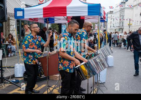 Londoner feiern die Krönung stilvoll in der ganzen Stadt Ehimetalor Unuabona/Alamy News Stockfoto