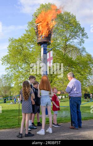 Queen Elizabeth II. Flammenrotes Jubiläumsbake leuchtet anlässlich der Krönung von König Charles III., Fordingbridge, Hampshire, Großbritannien Stockfoto