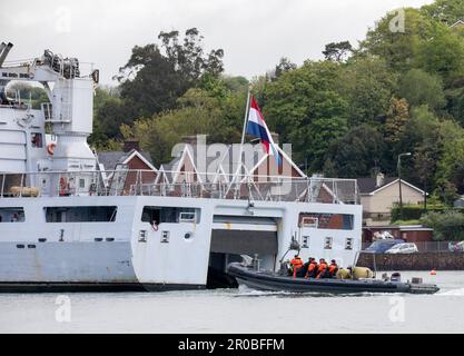 Cork Harbour, Cork, Irland. 08. Mai 2023. Ein schnelles Rettungsboot kommt aus dem Heck des niederländischen Patrouillenschiffes HNLMS Holland, während sie auf ihrem Weg an ihrem Liegeplatz am Horgan's Quay in Cork, Irland, den Fluss hinaufsaugt. David Creedon/Alamy Live News Stockfoto