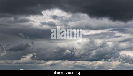 Grauer Himmel mit Sturmwolken. Stockfoto