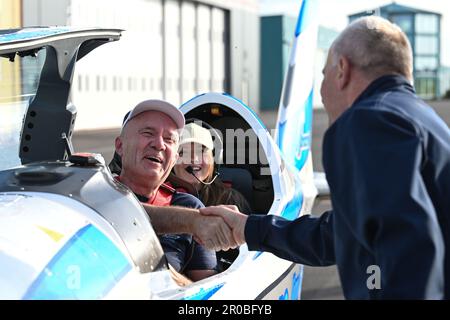 Dlouha Lhota, Tschechische Republik. 07. Mai 2023. Jiri Prusa, links, mit Eliska Kudejova, Mitte, in Haifischflugzeugen nach der Landung in Dlouha Lhota, Pribram, Tschechische Republik, am 7. Mai 2023. Jiri Prusa und Eliska Kudejova brachen den Weltrekord für den längsten Non-Stop-Flug mit einem Flugzeug mit einem Gewicht von bis zu 600 kg. Kredit: Michal Kamaryt/CTK Photo/Alamy Live News Stockfoto