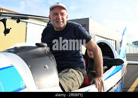 Dlouha Lhota, Tschechische Republik. 07. Mai 2023. Jiri Prusa, links, mit Eliska Kudejova in Shark Aircraft nach der Landung in Dlouha Lhota, Pribram, Tschechische Republik, am 7. Mai 2023. Jiri Prusa und Eliska Kudejova brachen den Weltrekord für den längsten Non-Stop-Flug mit einem Flugzeug mit einem Gewicht von bis zu 600 kg. Kredit: Michal Kamaryt/CTK Photo/Alamy Live News Stockfoto