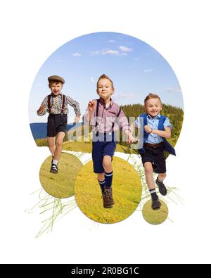 Fröhliche kleine Jungen, Kinder in stylischer Retro-Kleidung, Laufen, Spielen im Freien an warmen Sommertagen. Feiertage. Collage für zeitgenössische Kunst. Stockfoto