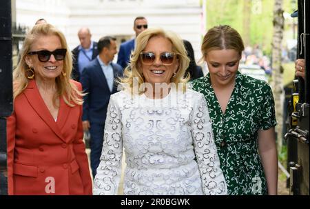 Jill Biden - US First Lady - Teilnahme am „Krönung Big Lunch“ auf Einladung von Rishi Sunak und seiner Frau Akshata Murty in Downing Street, 7. Mai 2023; mit Stockfoto