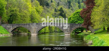 Steinbogenbrücke Pont de Cordemoy am Fluss Semois in Bouillon, Ardennen, Belgien Stockfoto