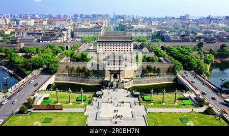 (230508) -- XI'AN, 8. Mai 2023 (Xinhua) -- Dieses Luftfoto wurde am 25. April 2023 aufgenommen und zeigt einen Blick auf das Yongning-Tor der alten Stadtmauer in Xi'an, Nordwestchina der Provinz Shaanxi. XI'an, eine Stadt mit über 3.100 Jahren Geschichte, diente als Hauptstadt für 13 Dynastien in der chinesischen Geschichte. Es ist auch die Heimat der weltberühmten Terrakotta-Krieger, die in der Qin-Dynastie (221-207 v. Chr.) geschaffen wurden. Xi'an verfügt über gut erhaltene alte Stadtmauern, die als Befestigungsanlagen für die militärische Verteidigung verwendet wurden. Die bekanntesten Stadtmauern wurden von 1370 bis 1378 während der Ming-Dynastie (1368-1644) mit einer Gesamtlänge von gebaut Stockfoto