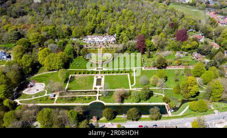 Luftaufnahme der Russel Gardens und Kearsney Court von einer Drohne, die über dem Coxhill Mount fliegt Stockfoto