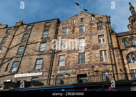 Der Victoria Regalia Shop auf der Johnston Terrace in Edinburgh verkauft Regalia, Kleidung und andere Gegenstände, die von Freimaurern verwendet werden. Stockfoto