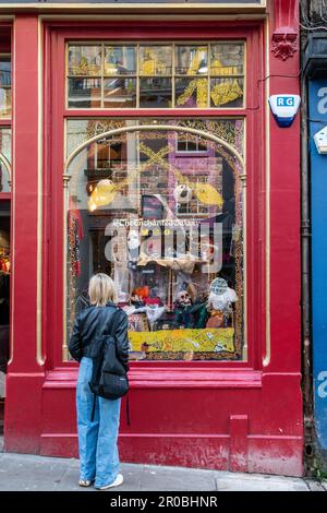 Der Enchanted Galaxy Shop in der Victoria St, Edinburgh, verkauft eine Reihe von Sammlerstücken, Geschenken und Kleidung. Stockfoto