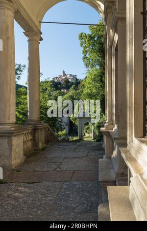 Sacro Monte di Varese, Italien, von der Kapelle von 11. aus gesehen, entlang der heiligen Straße, die zum alten mittelalterlichen Dorf führt. UNESCO-Weltkulturerbe Stockfoto