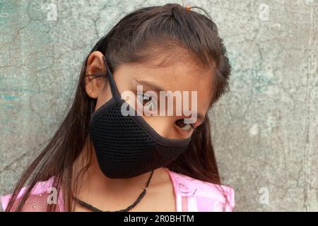 13 Jahre altes asiatisches süßes Mädchen trägt Schutzmaske, Prävention von Coronavirus (Covid-19) und Verschmutzung. Stockfoto
