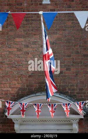 King charles111 Krönungsfeier Mai 2003 Horsham w.sussex uk Union Jack Flags and Wuncing Stockfoto