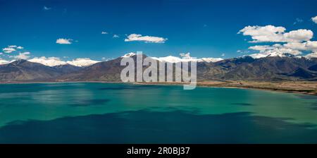 Baba-Gebirgsmassiv in Nordmazedonien, Megali-Prespa-See, Frühling, Blick von der Straße nach Psarades, Westmazedonien, Griechenland Stockfoto