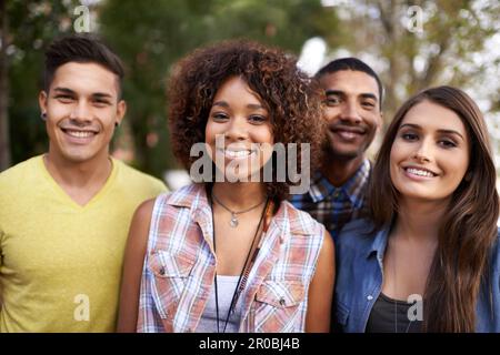 Der Sommer macht Spaß mit Freunden in der Nähe. Porträt einer Gruppe junger Freunde, die im Freien zusammenstehen. Stockfoto