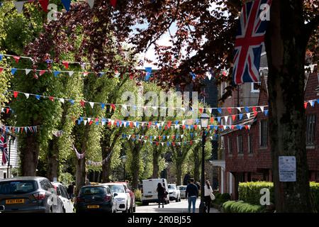 King charles111 Krönungsfeier Mai 2003 Horsham w.sussex uk Union Jack Flags and Wuncing Stockfoto