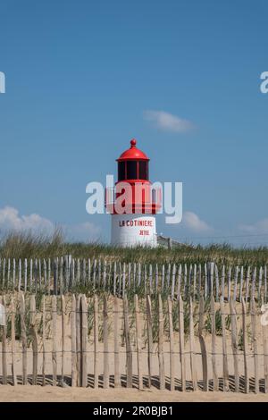 Oleron Island in Charente-Maritime, Frankreich. Der Leuchtturm des Hafens La Cotiniere vom Strand aus gesehen Stockfoto