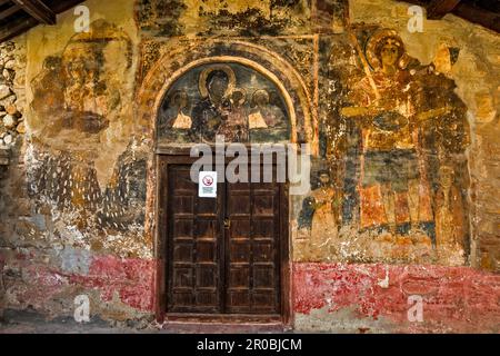 Fresken aus dem 9. Jahrhundert in der byzantinischen Kirche Taxiarchis Mitropoleos (Taxiarch der Metropolis), Kastorien, Westmazedonien, Griechenland Stockfoto