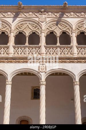 Valladolid, Spanien - 19. Juli 2020: Innenhof Colegio de San Gregorio. Gebäude im Isabellinischen Stil, Valladolid, Spanien Stockfoto