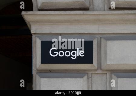 Logo von Google Kraków Office in Krakau, Polen. Firmenschild mit Markenlogo am Eingang des Büros auf dem Hauptmarktplatz in Krakau. Stockfoto