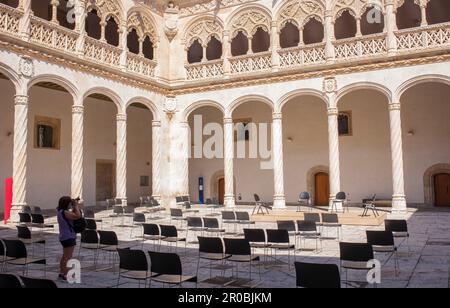 Valladolid, Spanien - 19. Juli 2020: Colegio de San Gregorio Innenhof im Erdgeschoss. Gebäude im Isabellinischen Stil, Valladolid, Spanien Stockfoto