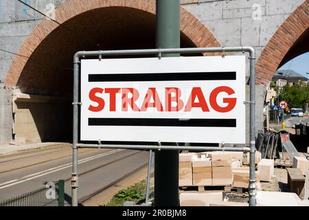 STRABAG Logo-Schild. Österreichisches Schild für Bauunternehmen mit Markenlogo. Stockfoto