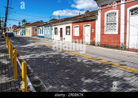 Alte farbenfrohe Häuser in kolonialer portugiesischer Architektur in Ribeirao da Ilha, Florianopolis, Santa Catarina, Brasilien. Stockfoto