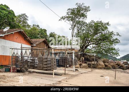 Fischernetze im Hafen von Santo Antonio de Lisboa, Florianopolis in Brasilien Stockfoto