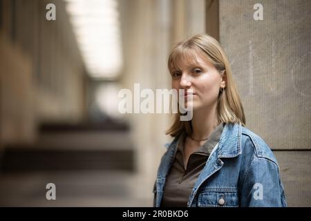 PRODUKTION - 06. Mai 2023, Hessen, Frankfurt am Main: Schauspielerin Annalisa Weyel bei einem Fotoshooting. (Zu dpa: 'Annalisa Weyel: Nur taube Schauspieler sollten Taube spielen') Foto: Sebastian Gollnow/dpa Stockfoto