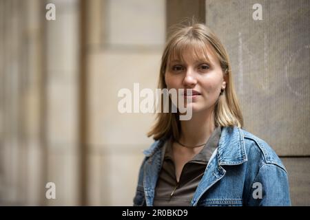 PRODUKTION - 06. Mai 2023, Hessen, Frankfurt am Main: Schauspielerin Annalisa Weyel bei einer Fotosession. (Zu dpa: 'Annalisa Weyel: Nur taube Schauspieler sollten Taube spielen') Foto: Sebastian Gollnow/dpa Stockfoto