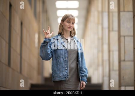 PRODUKTION - 06. Mai 2023, Hessen, Frankfurt/Main: Die Schauspielerin Annalisa Weyel bildet die Geste für "Ich liebe dich", die auch als Zeichen der Solidarität in der Gemeinschaft hörender Kinder gehörloser Eltern (Coda - Kinder gehörloser Erwachsener) verwendet wird. (Zu dpa: 'Annalisa Weyel: Nur taube Schauspieler sollten Taube spielen') Foto: Sebastian Gollnow/dpa Stockfoto