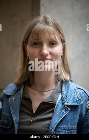 PRODUKTION - 06. Mai 2023, Hessen, Frankfurt am Main: Schauspielerin Annalisa Weyel bei einem Fotoshooting. (Zu dpa: 'Annalisa Weyel: Nur taube Schauspieler sollten Taube spielen') Foto: Sebastian Gollnow/dpa Stockfoto