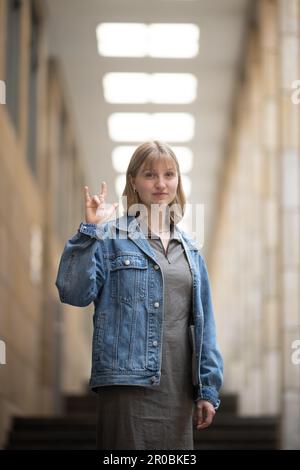 PRODUKTION - 06. Mai 2023, Hessen, Frankfurt/Main: Die Schauspielerin Annalisa Weyel bildet die Geste für "Ich liebe dich", die auch als Zeichen der Solidarität in der Gemeinschaft hörender Kinder gehörloser Eltern (Coda - Kinder gehörloser Erwachsener) verwendet wird. (Zu dpa: 'Annalisa Weyel: Nur taube Schauspieler sollten Taube spielen') Foto: Sebastian Gollnow/dpa Stockfoto