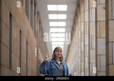 PRODUKTION - 06. Mai 2023, Hessen, Frankfurt/Main: Die Schauspielerin Annalisa Weyel bildet die Geste für "Ich liebe dich", die auch als Zeichen der Solidarität in der Gemeinschaft hörender Kinder gehörloser Eltern (Coda - Kinder gehörloser Erwachsener) verwendet wird. (Zu dpa: 'Annalisa Weyel: Nur taube Schauspieler sollten Taube spielen') Foto: Sebastian Gollnow/dpa Stockfoto