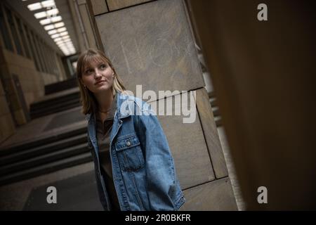 PRODUKTION - 06. Mai 2023, Hessen, Frankfurt am Main: Schauspielerin Annalisa Weyel bei einem Fotoshooting. (Zu dpa: 'Annalisa Weyel: Nur taube Schauspieler sollten Taube spielen') Foto: Sebastian Gollnow/dpa Stockfoto