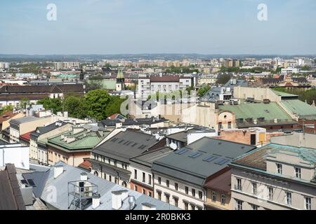 Urbane Architektur in Krakau. Mietshäuser in der Krakauer Altstadt in Kraków, Polen, aus der Vogelperspektive. Stockfoto