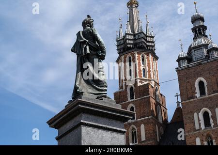 Adam Mickiewicz Monument und St. Marienkirche auf dem Hauptmarktplatz in der Altstadt von Krakau, Polen. Stockfoto