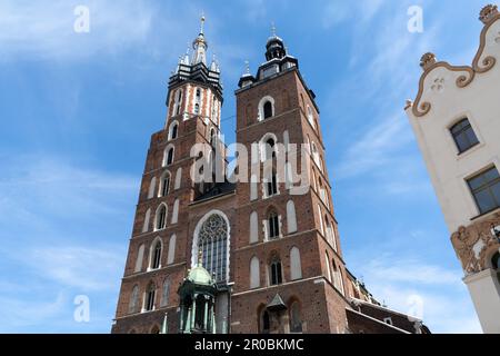 St. Marienkirche auf dem Hauptmarktplatz in der Altstadt von Krakau, Polen. Bazylika Mariacka oder Kościół Mariacki Kirche Kraków. Stockfoto