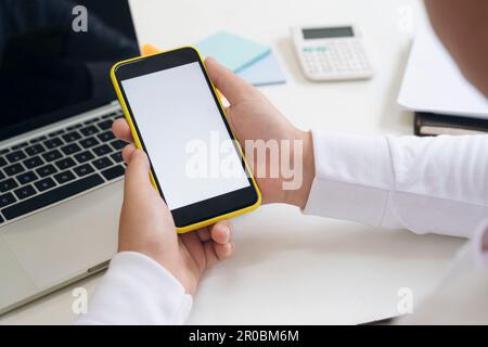 Nahaufnahme eines Mannes mit mobilen Smartphone. Stockfoto