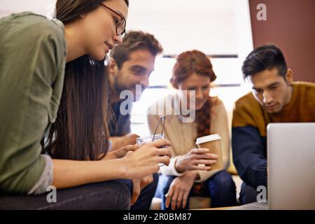 Was als Nächstes passiert. Eine Gruppe von Freunden in einem Café. Stockfoto