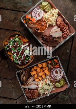 Texanische Grillgerichte und -Seiten auf dem Tisch Stockfoto